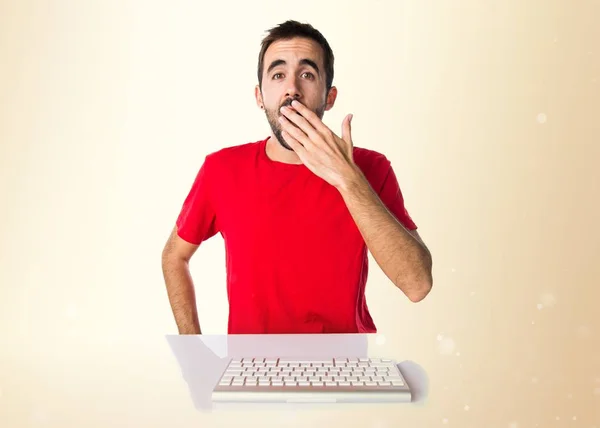 Bilgisayar teknisyeni Ge sürpriz yapmak onun klavye ile çalışma — Stok fotoğraf