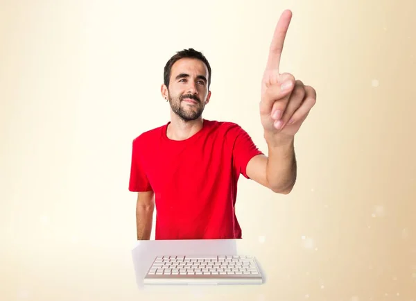 Técnico de computador trabalhando com seu teclado tocando em transp — Fotografia de Stock