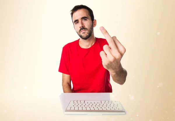 Technicien informatique travaillant avec son clavier faisant klaxon gestur — Photo
