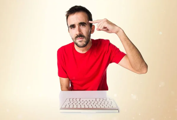 Técnico de computador trabalhando com seu teclado fazendo gestu louco — Fotografia de Stock