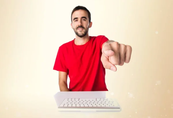 Técnico de informática trabalhando com seu teclado apontando para o fr — Fotografia de Stock