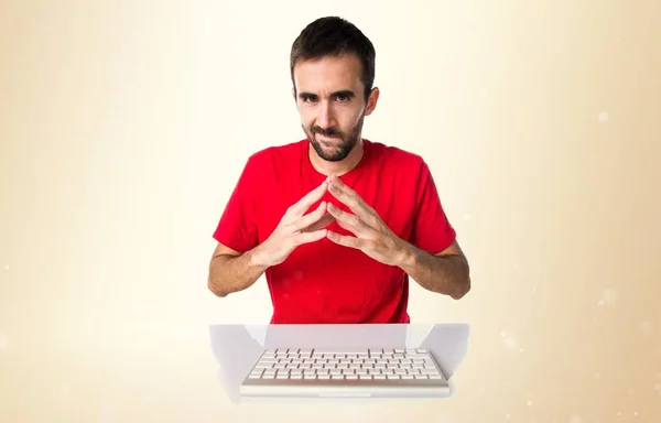Technik komputerowych w pracy z jego myślenia klawiatury na ochra — Zdjęcie stockowe