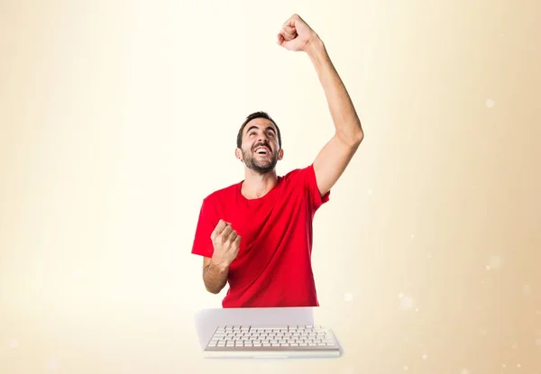 Morena homem com barba no fundo isolado — Fotografia de Stock