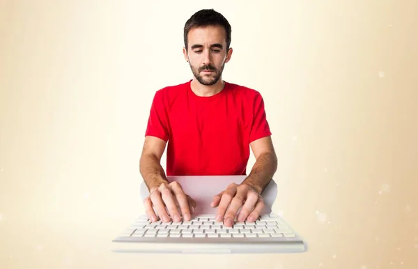 Koyu sarı adam onun klavye ile çalışan bilgisayar teknisyeni — Stok fotoğraf