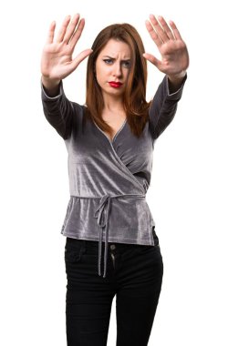 Güzel genç kız dur işareti yapmak