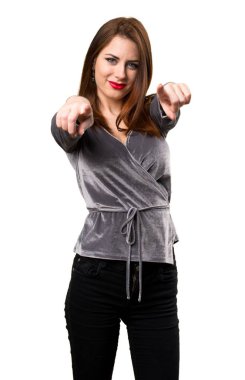 Güzel genç kız öne işaret