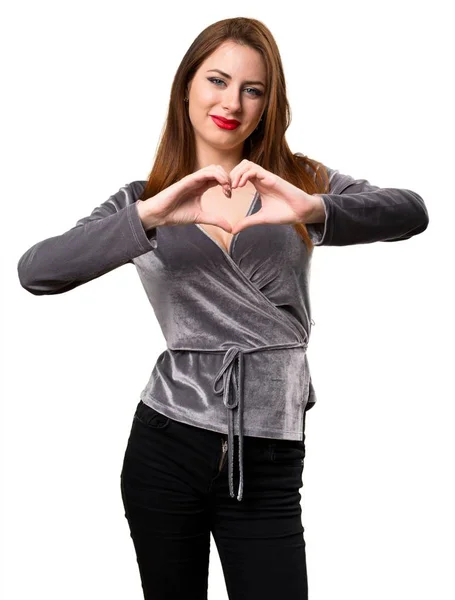 Hermosa joven haciendo un corazón con sus manos — Foto de Stock