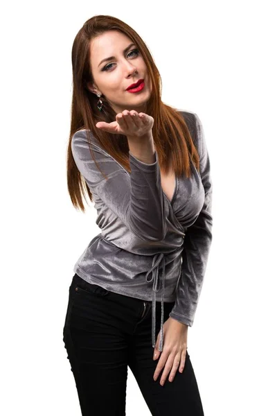 Schöne junge Mädchen senden einen Kuss — Stockfoto