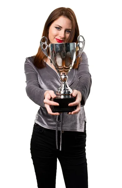 Menina bonita segurando um troféu — Fotografia de Stock