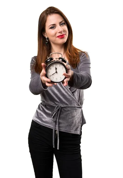 Hermosa joven sosteniendo reloj vintage — Foto de Stock