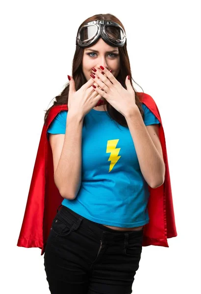 Menina super-herói bonito cobrindo sua boca — Fotografia de Stock