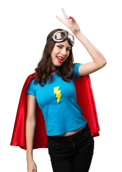 Mooie superheld meisje overwinning gebaar maken — Stockfoto
