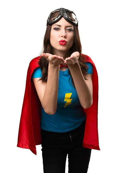 Dívka hezká superhrdina posílání polibku — Stock fotografie