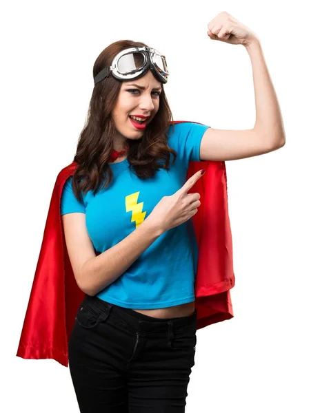 Hübsches Superheldenmädchen macht starke Geste — Stockfoto