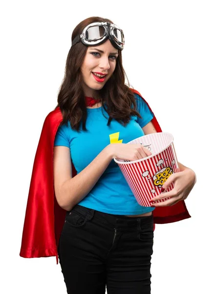 Menina super-herói bonito comer pipocas — Fotografia de Stock