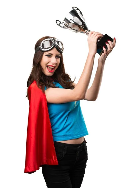 Menina super-herói bonito segurando um troféu — Fotografia de Stock