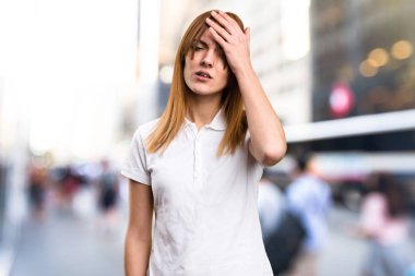 Güzel genç kız odaklanmamış arka plan üzerinde hayal kırıklığına uğramış