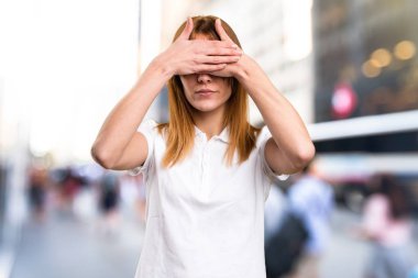 Güzel genç kız gözlerini odaklanmamış zemin üzerine kaplama