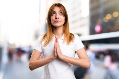 Güzel genç kız odaklanmamış özgeçmişlerine yalvaran