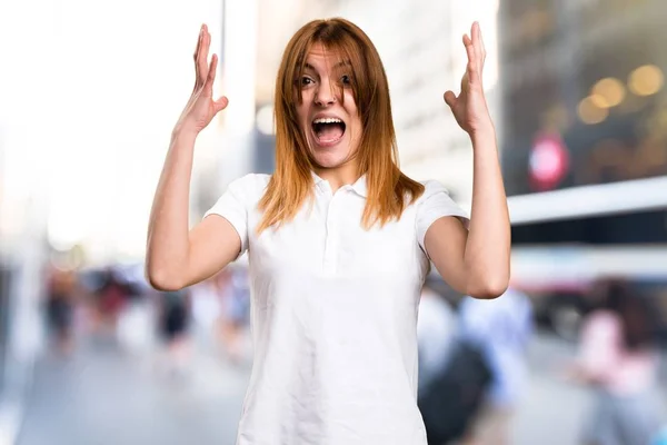 Frustrato bella giovane ragazza su sfondo sfocato — Foto Stock