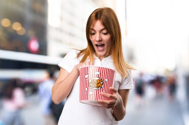 Popcorns odaklanmamış sırt üstü yemek sürpriz güzel genç kız