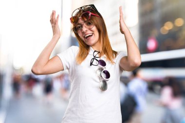 Gözlük odaklanmamış arka plan üzerinde bir sürü sürpriz güzel genç kız