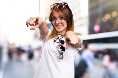 Gözlük odaklanmamış arka plan üzerinde bir sürü güzel genç kız