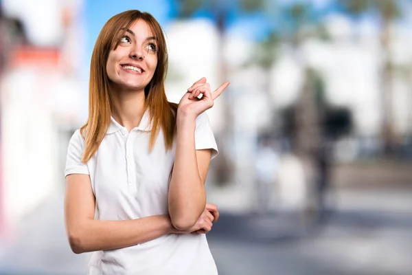 Schönes junges Mädchen denkt auf unkonzentriertem Hintergrund — Stockfoto