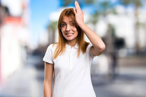 Schönes junges Mädchen mit Zweifeln an unkonzentriertem Hintergrund — Stockfoto