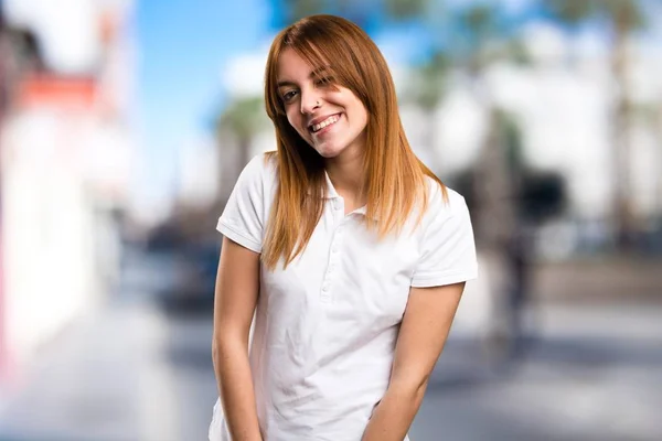 Mooi jong meisje winking op ongericht achtergrond — Stockfoto