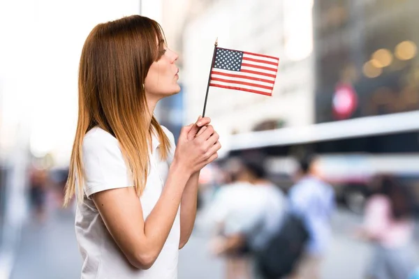やり場のない背景にアメリカの国旗を保持している美しい少女 — ストック写真