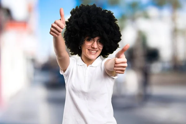 Feliz joven afro chica sobre fondo desenfocado — Foto de Stock