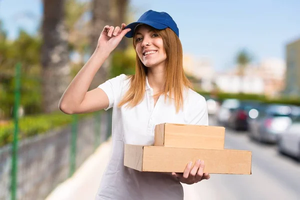 Beautiful delivery woman on unfocused background — Stock Photo, Image