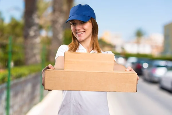 Delivery woman on unfocused background — Stock Photo, Image