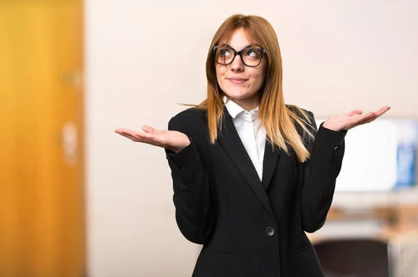 Jonge zakenvrouw onbelangrijk gebaar te maken in het kantoor op ongericht achtergrond — Stockfoto
