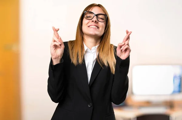 Ung affärskvinna med hennes fingrar som passerar på kontoret på ofokuserat bakgrund — Stockfoto