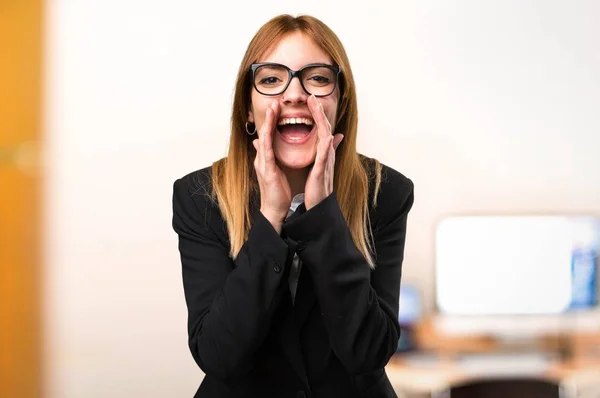 Jovem mulher de negócios gritando no escritório em fundo desfocado — Fotografia de Stock