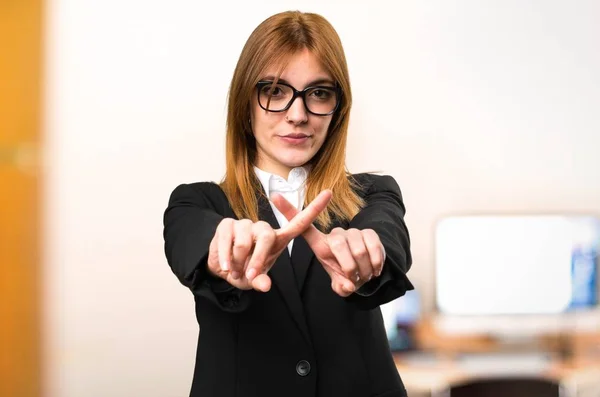 Joven mujer de negocios que no hace ningún gesto en la oficina en el fondo desenfocado —  Fotos de Stock