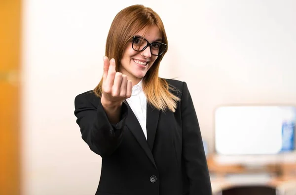 Unga företag kvinna gör pengar gest i office på ofokuserat bakgrund — Stockfoto