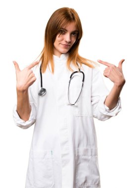 Genç doktor kadın kendini gurur