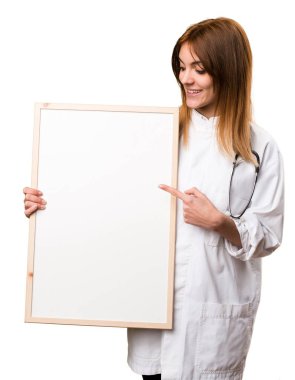 Boş bir afişini tutan genç doktor kadın