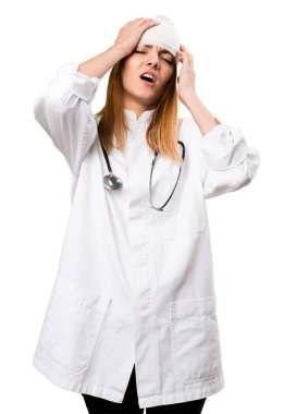 Genç kadın baş ağrısı ile doktor