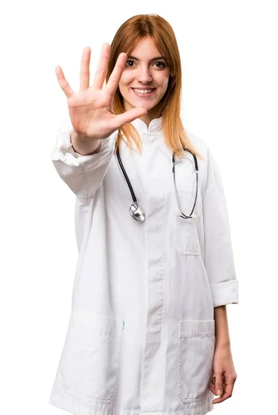 Jovem médica contando cinco — Fotografia de Stock