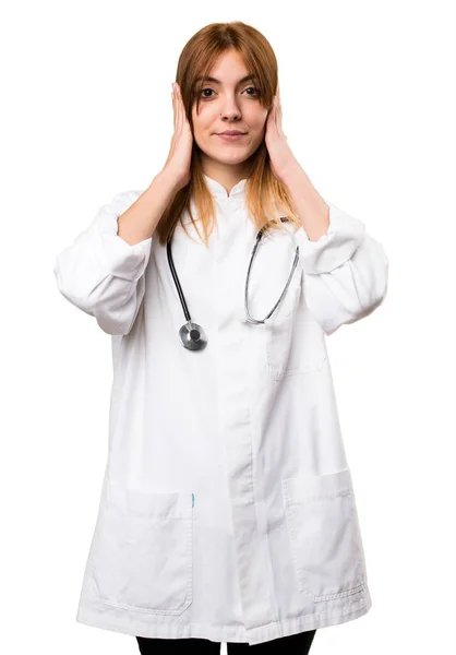 Jonge dokter vrouw die betrekking hebben op haar oren — Stockfoto