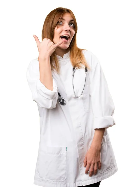 Fiatal doktor nő, ami a telefon gesztus — Stock Fotó