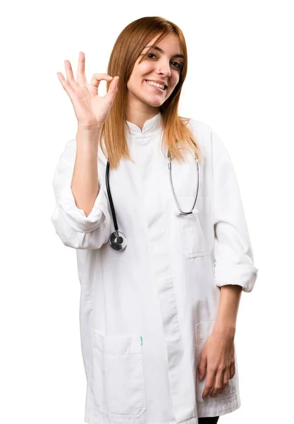 Jovem médico mulher fazendo OK sinal — Fotografia de Stock