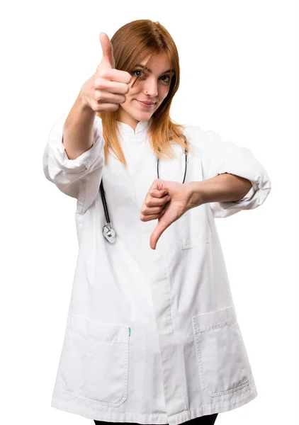 İyi-kötü işaret yapma genç doktor kadın — Stok fotoğraf