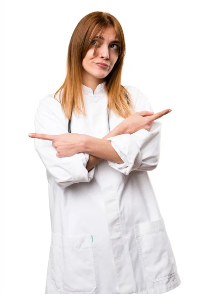 Młody lekarz Kobieta wskazując przykanalików, mając wątpliwości — Zdjęcie stockowe