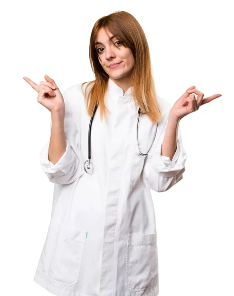 Unga läkare kvinna som pekar till de sidostöd att ha tvivel — Stockfoto