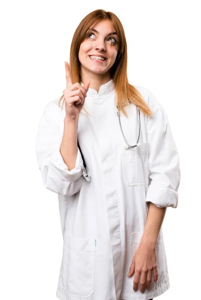 Jovem médica mulher apontando para cima — Fotografia de Stock